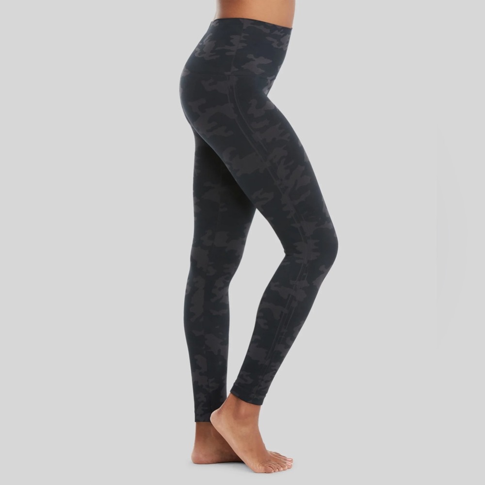 SPANX “look at me now” seamless leggings- XS black camo - Picture 3 of 7